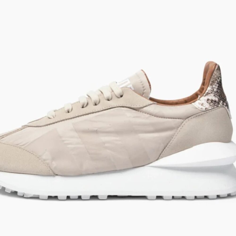 BNWT Esseutesse Runner Sneaker - Neutral Python Size 37 (7 US)